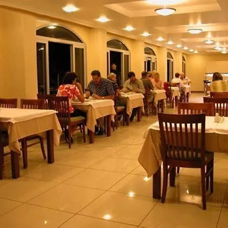 Ξενοδοχείο Karen 3*