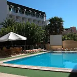 Hotel Karen 3*